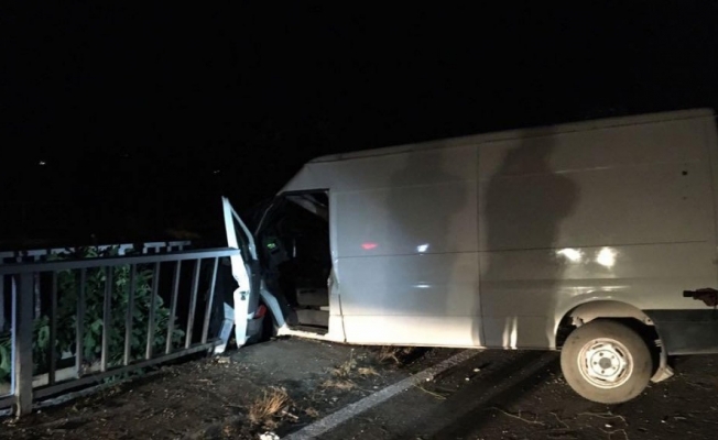 Manisa’da kamyonet köprü korkuluğuna çarptı: 1 ağır yaralı