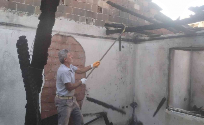 Turgutlu Belediyesi evi yanan aileye yardım elini uzattı