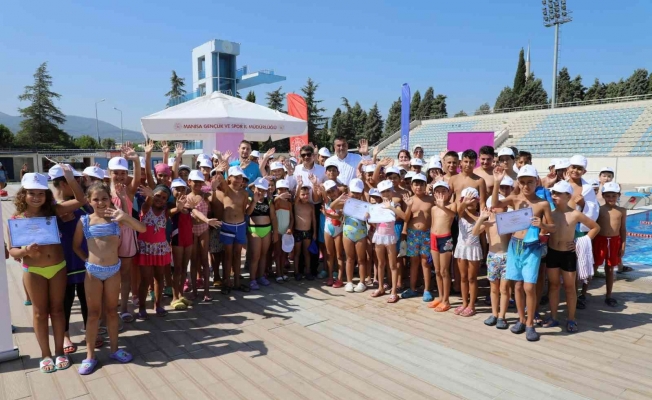 Şehzadeler Belediyesinin yaz okuluyla yüzmeyi öğrendiler