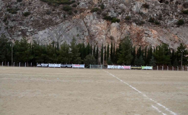 Bozuk zeminde maç yapan futbolcular Bakan Kasapoğlu’na seslendi