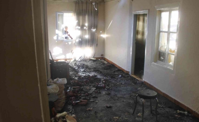Manisa’da ev yangını: Son anda faciadan kurtuldular