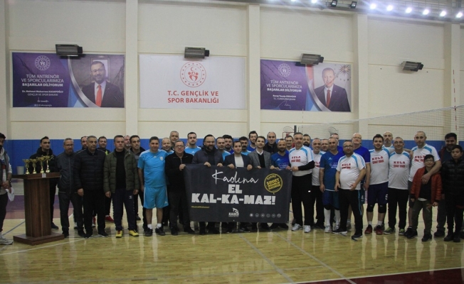 Kurumlar arası voleybol turnuvasının şampiyonu Esnafspor