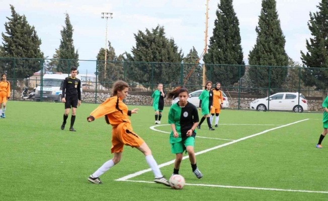 Mehmet Akif Ersoy Anadolu Lisesi kızları futbolda şampiyon oldu