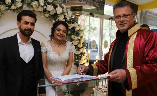 Enkazdan kurtuldu, Alaşehir’de gözyaşlarıyla evlendi