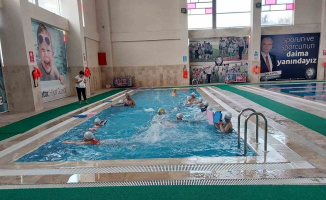 Salihli’de depremzede çocukların havuz keyfi