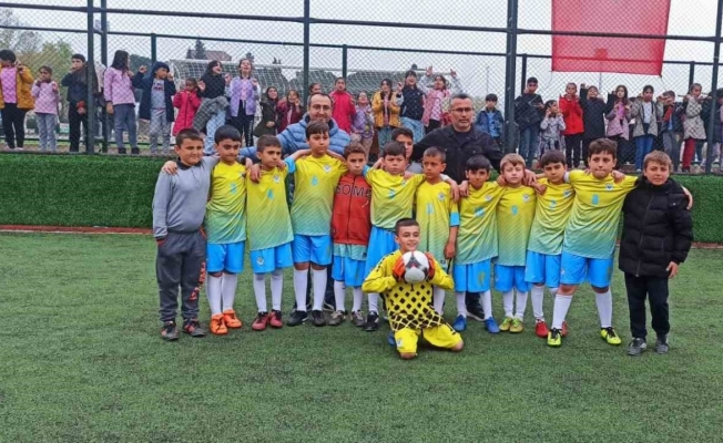 Sarıgöl’de ilkokullar arası futbol turnuvasının şampiyonu Tırazlar oldu
