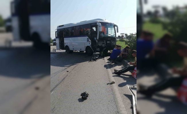 Manisa’da servis otobüsü traktörle çarpıştı: 1’i ağır 6 yaralı