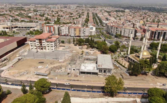 Yunusemre’nin ’100. Yıl Meydanı’ projesi inşaatı devam ediyor