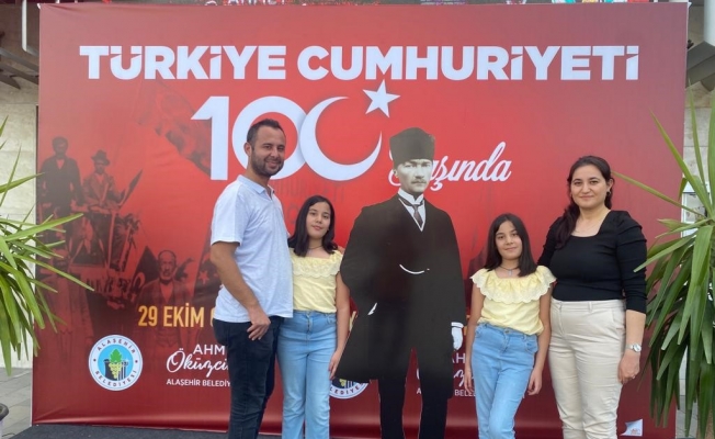 Atatürk maketiyle fotoğraf çektirebilmek için sıraya girdiler