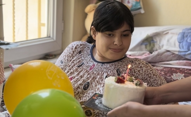 Doğuştan engelli evde bakım hastasına doğum günü sürprizi