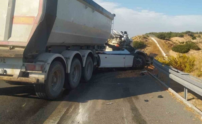 Manisa’da tırla kamyon çarpıştı: 1 ölü
