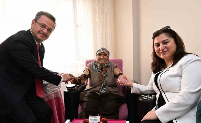 Vali Enver Ünlü ve Eşi Sema Ünlü, Cumhuriyetle yaşıt Ayşe teyzenin 100. yaşını kutladı