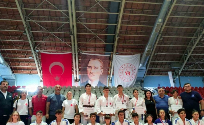 Yunusemreli judocular Ali Atmaca’yı 19 madalya ile andı