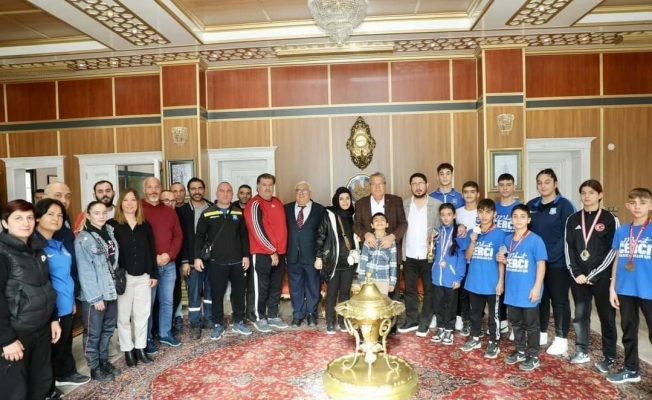 Başkan Çerçi 2023’ün başarılı sporcularını ödüllendirdi