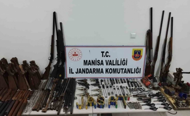 Manisa’da jandarmadan yasadışı silah tüccarlarına operasyon