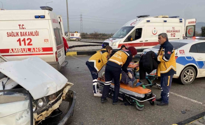 Manisa’da 2 otomobil çarpıştı: 8 yaralı