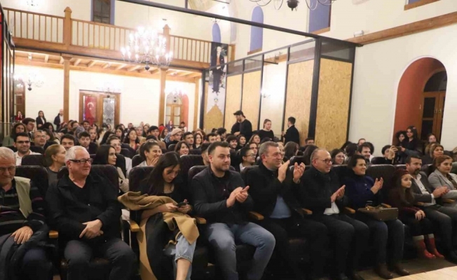 Turgutlu Belediyesi Atatürk Kültür Merkezi üniversite tiyatro grubu doğaçlama güldürdü