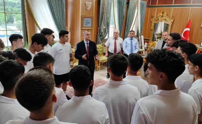Başkan Balaban, Yunusemre’nin U16’larına başarılar diledi