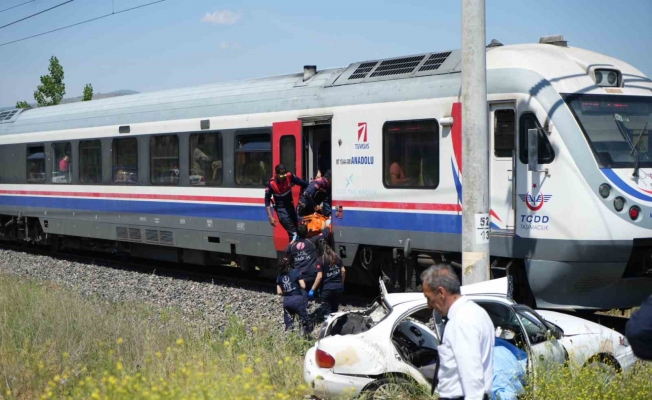 Manisa’da tren otomobile çarptı: 1 ölü