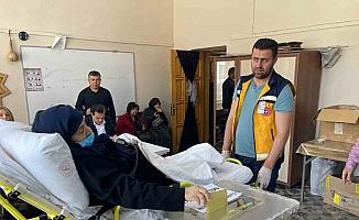 Yatağa bağımlı hastalar sedyeyle oy verecekleri okullara taşınıyor