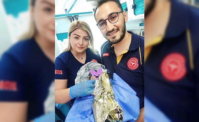 Akhisar’da genç kadın ambulansta doğum yaptı