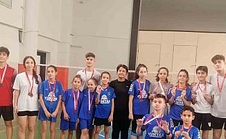 Badminton İl Birinciliği’nde Yunusemre madalyaları topladı